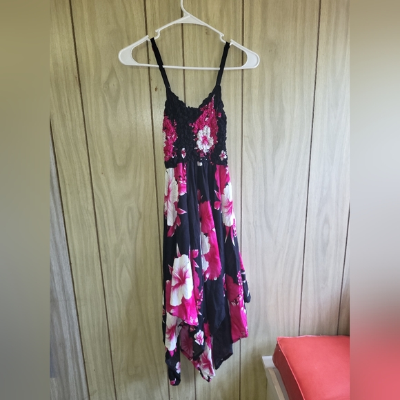 Beautiful boutique Sun/Flowy Floral Dress - Picture 7 of 8